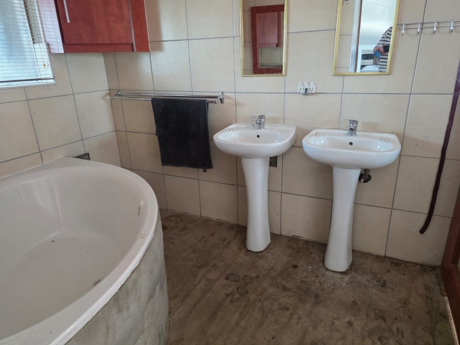 5 Bedroom Property for Sale in Bridgeton Western Cape